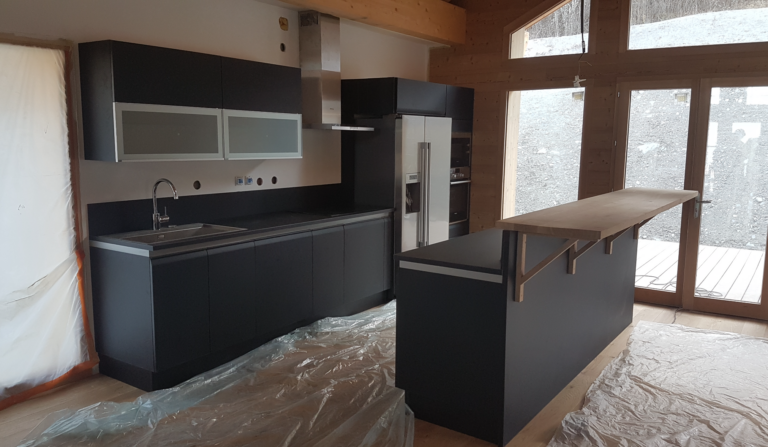 Pose d'une cuisine Cuisinella dans une chalet neuf